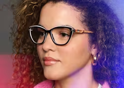 Eine Frau tr&auml;gt eine Brille der Marke Click Me.