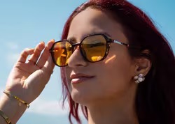 Eine Frau tr&auml;gt eine Brille der Marke Vienna Design.