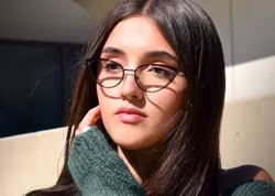 Eine Frau tr&auml;gt eine Brille der Marke Berlin Eyewear.