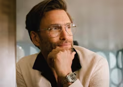 Ein Mann tr&auml;gt eine Brille der Marke Davidoff.