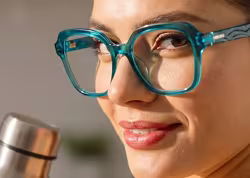 Eine Frau tr&auml;gt eine Brille der Marke Prova Ocean.