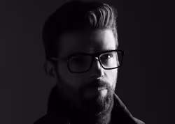 Ein Mann tr&auml;gt eine Brille der Marke Robert la Roche.