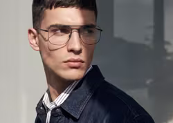 Optik Marke des Monats Mai 2026: HUGO. Jetzt erh&auml;ltlich bei Hartlauer. Visuals: Diverse Fassungen werden von m&auml;nnlichen Models getragen, moderne urbane Umgebung. Text: HUGO Eyewear. Jetzt bei Hartlauer.