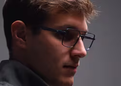 Ein Mann tr&auml;gt eine Brille der Marke Calvin Klein.