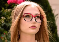 Eine Frau tr&auml;gt eine Brille der Marke Coco Song.
