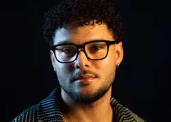 Ein Mann tr&auml;gt eine Brille der Marke Iceberg.