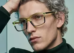 Ein Mann tr&auml;gt eine Brille der Marke Kartell.