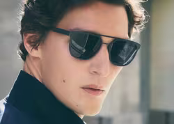 Ein Mann tr&auml;gt eine Brille der Marke Hechter.