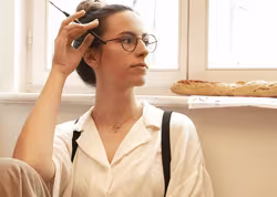 Eine Frau tr&auml;gt eine Brille der Marke Marais.