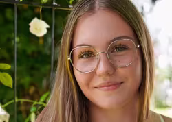 Eine Frau tr&auml;gt eine Brille der Marke Mila ZB.