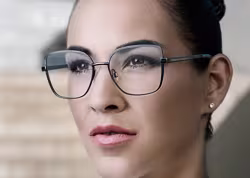 Eine Frau tr&auml;gt eine Brille der Marke Robert R&uuml;dger.