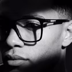 Optik Marke des Monats Mai 2026: HUGO. Jetzt erh&auml;ltlich bei Hartlauer. Visuals: Diverse Fassungen werden von m&auml;nnlichen Models getragen, moderne urbane Umgebung. Text: HUGO Eyewear. Jetzt bei Hartlauer.