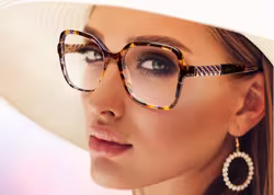 Eine Frau tr&auml;gt eine Brille der Marke Oliviero Contini.
