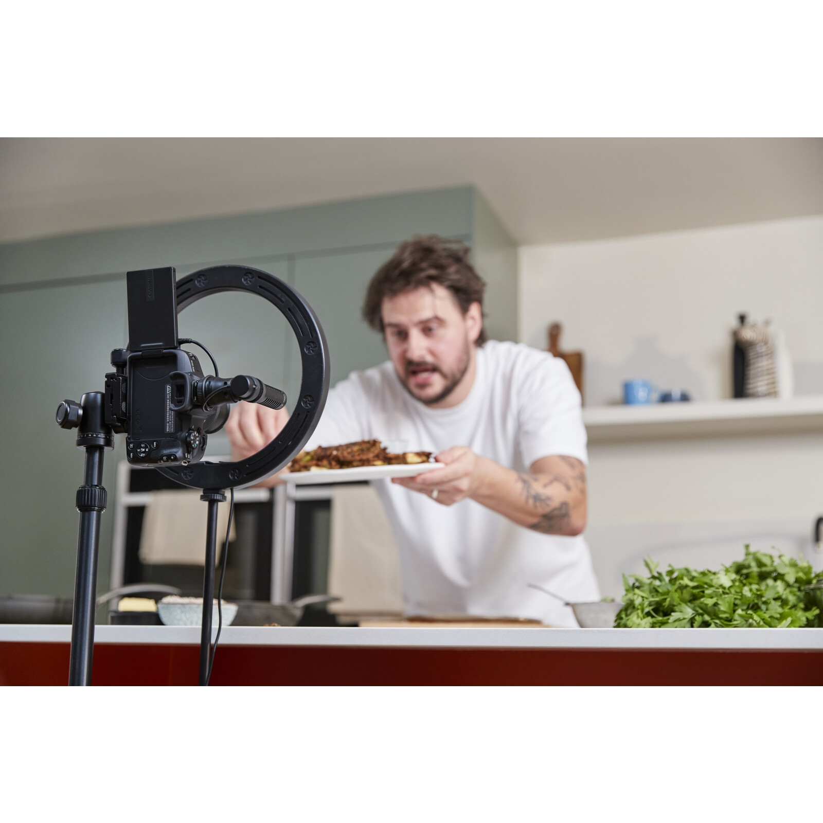 Canon EOS R50 Schwarz + RF-S 18-45 IS STM Creator Kit