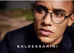 Ein Mann tr&auml;gt eine Brille der Marke Baldessarini.