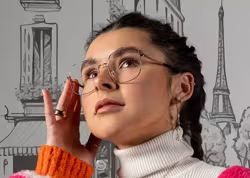 Eine Frau tr&auml;gt eine Brille der Marke Lancel.
