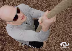 Ein Mann tr&auml;gt eine Brille der Marke Jill Flextreme.