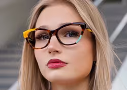 Eine Frau tr&auml;gt eine Brille der Marke Genesis.