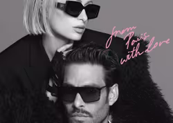 Ein Mann und eine Frau tragen jeweils eine Brille der Marke Lagerfeld x Paris.