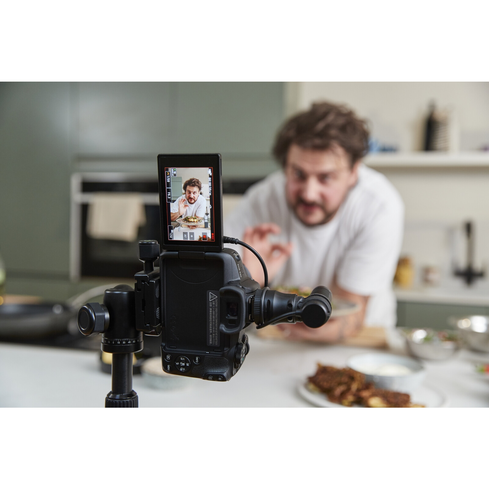 Canon EOS R50 Schwarz + RF-S 18-45 IS STM Creator Kit