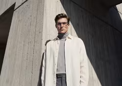 Ein Mann tr&auml;gt eine Brille der Marke Nike.