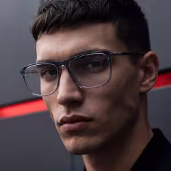 Optik Marke des Monats Mai 2026: HUGO. Jetzt erh&auml;ltlich bei Hartlauer. Visuals: Diverse Fassungen werden von m&auml;nnlichen Models getragen, moderne urbane Umgebung. Text: HUGO Eyewear. Jetzt bei Hartlauer.