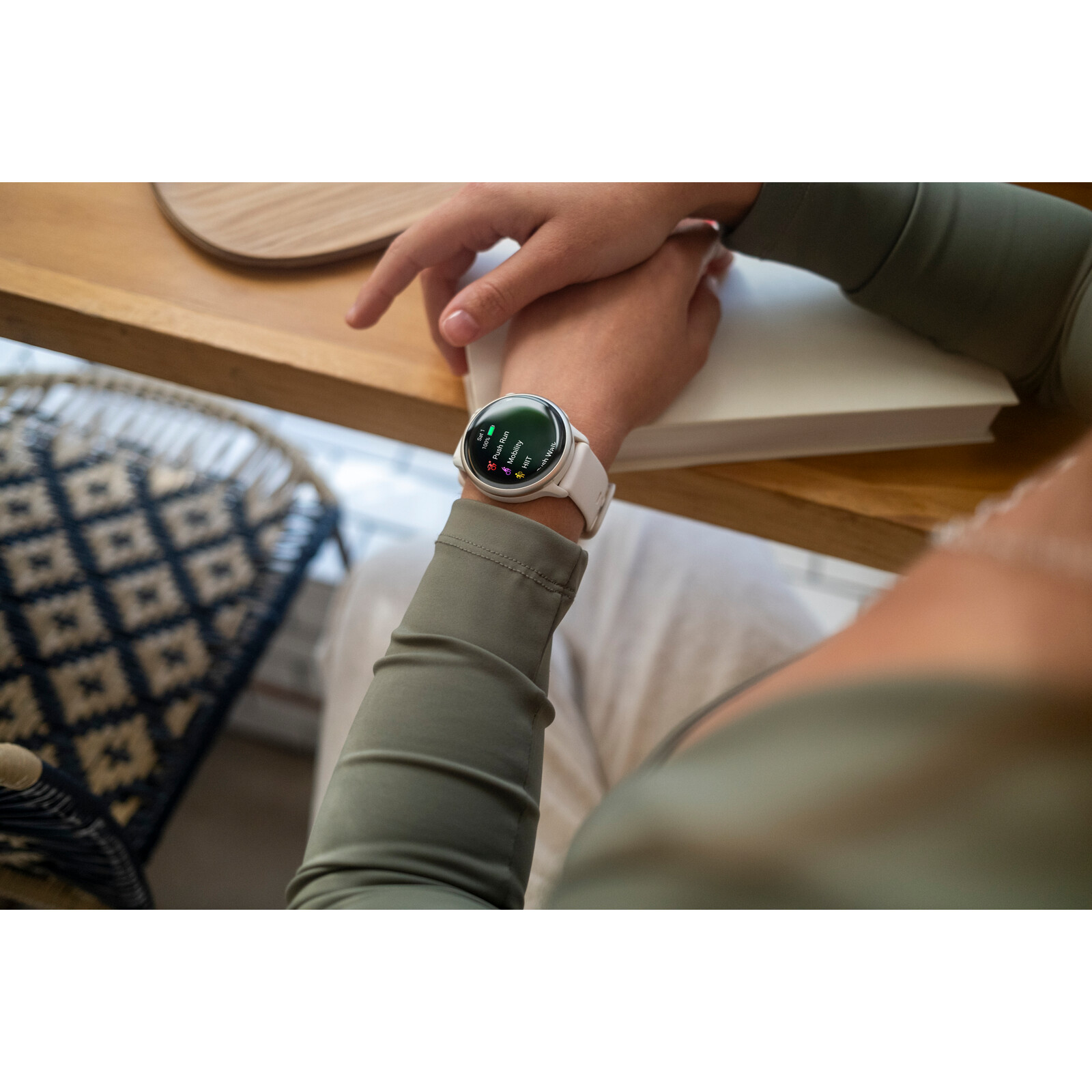 Garmin vivoactive 6  Bone/Lunar Gold
