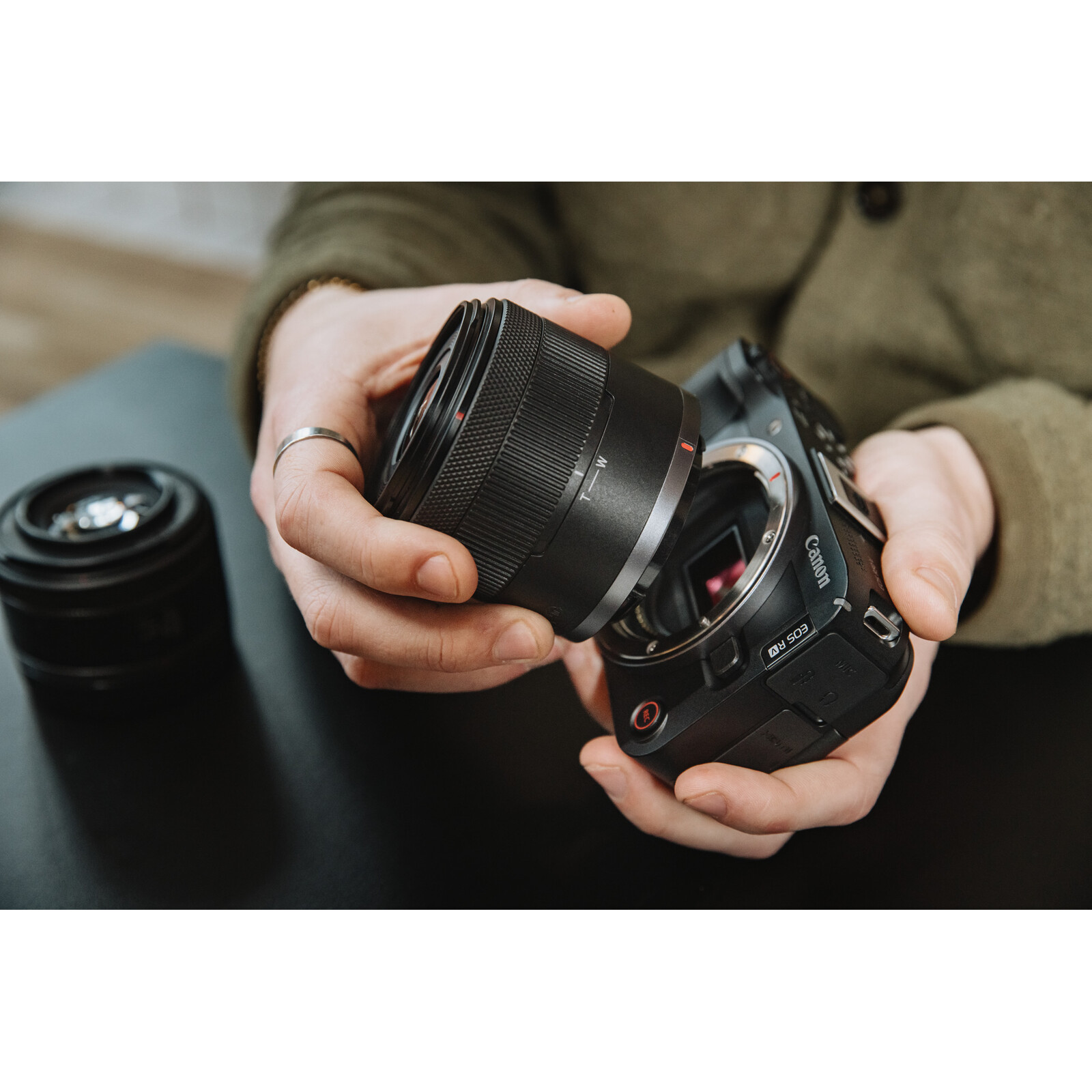 Canon EOS R50 V + RF-S 14-30mm F4-6.3 IS STM PZ Creator Kit