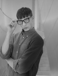 schwarz-weiß Bild von einem Mann mit einer Smart Brille von Opposit