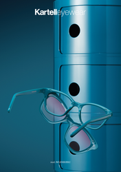 Blaue Kartell Kunststoffbrille künstlerisch in Szene gesetzt.