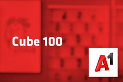 Tarif Cube 100 und A1-Logo vor unscharfem roten Hintergrund mit Handyabteilung in Hartlauer Geschäft