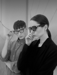 schwarz-weiß Bild von einem Paar mit Smart Brillen von Opposit