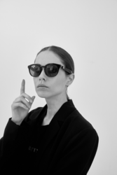 schwarz-weiß Bild von einer Frau mit einer Smart Brille von Opposit