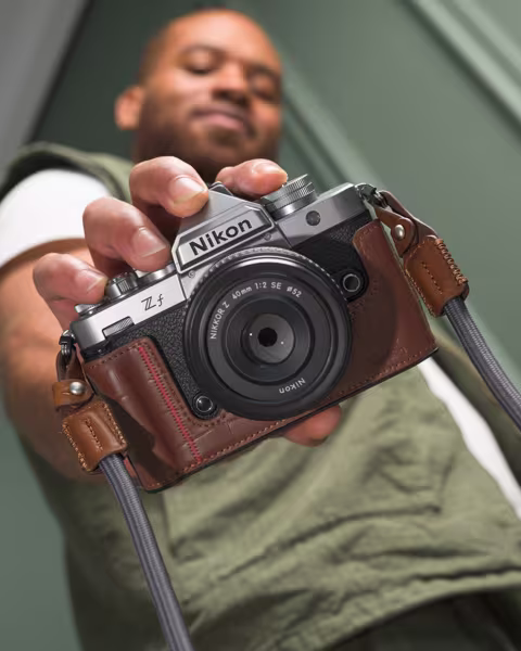 Nikon Z f silber + Z 24-70/4,0 + promo Case