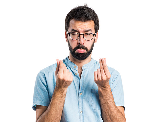 ein Mann mit Brille hält imaginäres Geld in den Händen und schneidet Grimasse