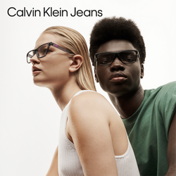 Junge blonde Frau und junger dunkelhäutiger Mann tragen CKJ Brillen