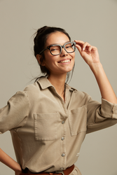 junge Frau trägt Replay Brille