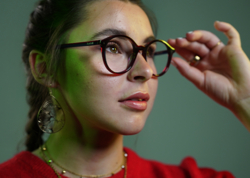 Werbematerial zur Darstellung von Brillenfassungen von Kartell Eyewear.