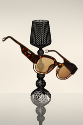 verschiedene Kunststoff Designstücke und Sonnenbrille von Kartell