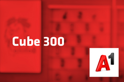 Tarif Cube 300 und A1-Logo vor unscharfem roten Hintergrund mit Handyabteilung in Hartlauer Geschäft
