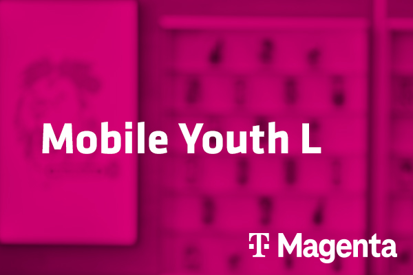 Tarif Mobile Youth L und Magenta-Logo vor unscharfem magentafarbenem Hintergrund mit Handyabteilung in Hartlauer Geschäft
