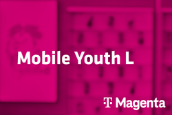 Tarif Mobile Youth L und Magenta-Logo vor unscharfem magentafarbenem Hintergrund mit Handyabteilung in Hartlauer Geschäft
