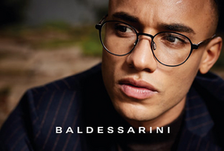 elegant gekleideter Mann mit Baldessarini Brille von Hartlauer