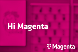 Tarif Hi Magenta und Magenta-Logo vor unscharfem magentafarbenem Hintergrund mit Handyabteilung in Hartlauer Geschäft
