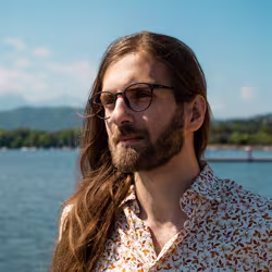 Brillenfassungen gefilmt an Modells auf einem Boot am See.