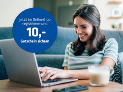 "junge Frau mit Laptop auf Boden vor Sofa mit Hinweis auf 10 Euro Gutschein bei Registrierung im Onlineshop"