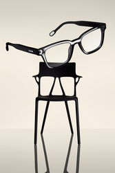 verschiedene bekannte Kunststoff Designstücke und Brillenfassungen von Kartell