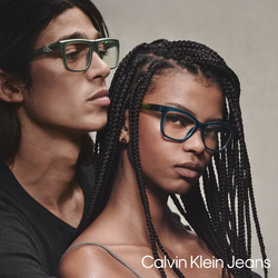 Langhaariger Mann und dunkelhäutige Frau mit Rasterzöpfen, beide in denim Mode tragen CKJ Kunststoffbrillen.