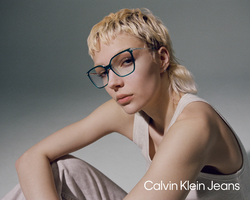 blonde Frau trägt Calvin Klein Jeans Brille