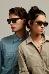 junges Paar trägt Replay Sonnenbrillen